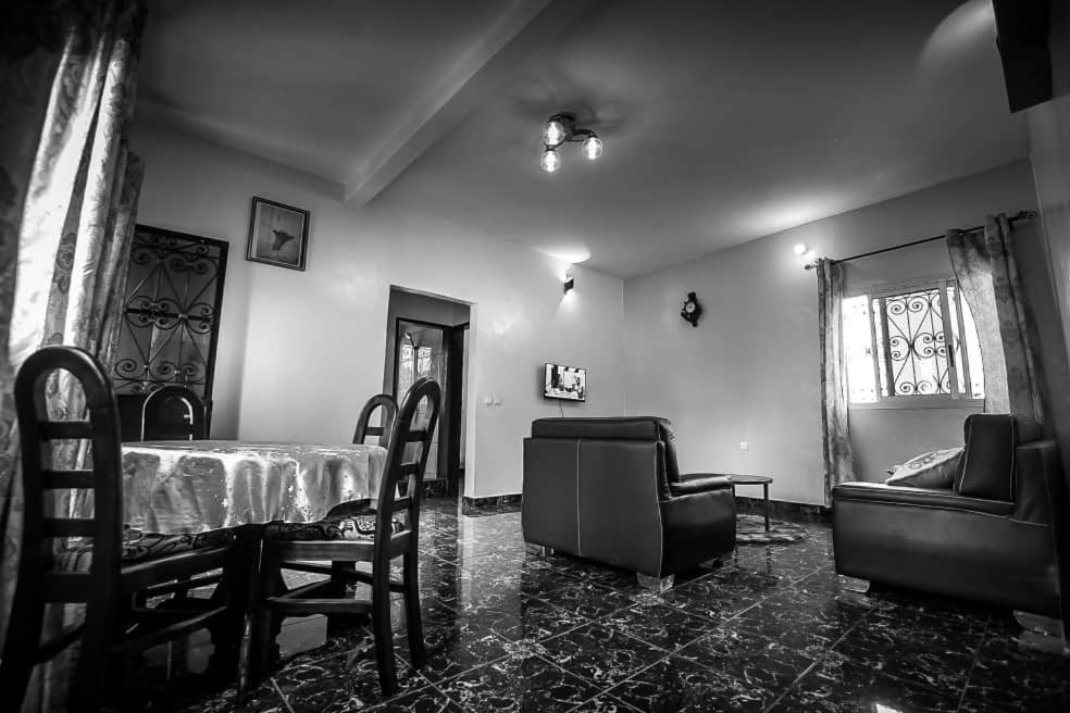 Appartements Neuf De Haut Standing Dm & Ng A Bafoussam Bagian luar foto